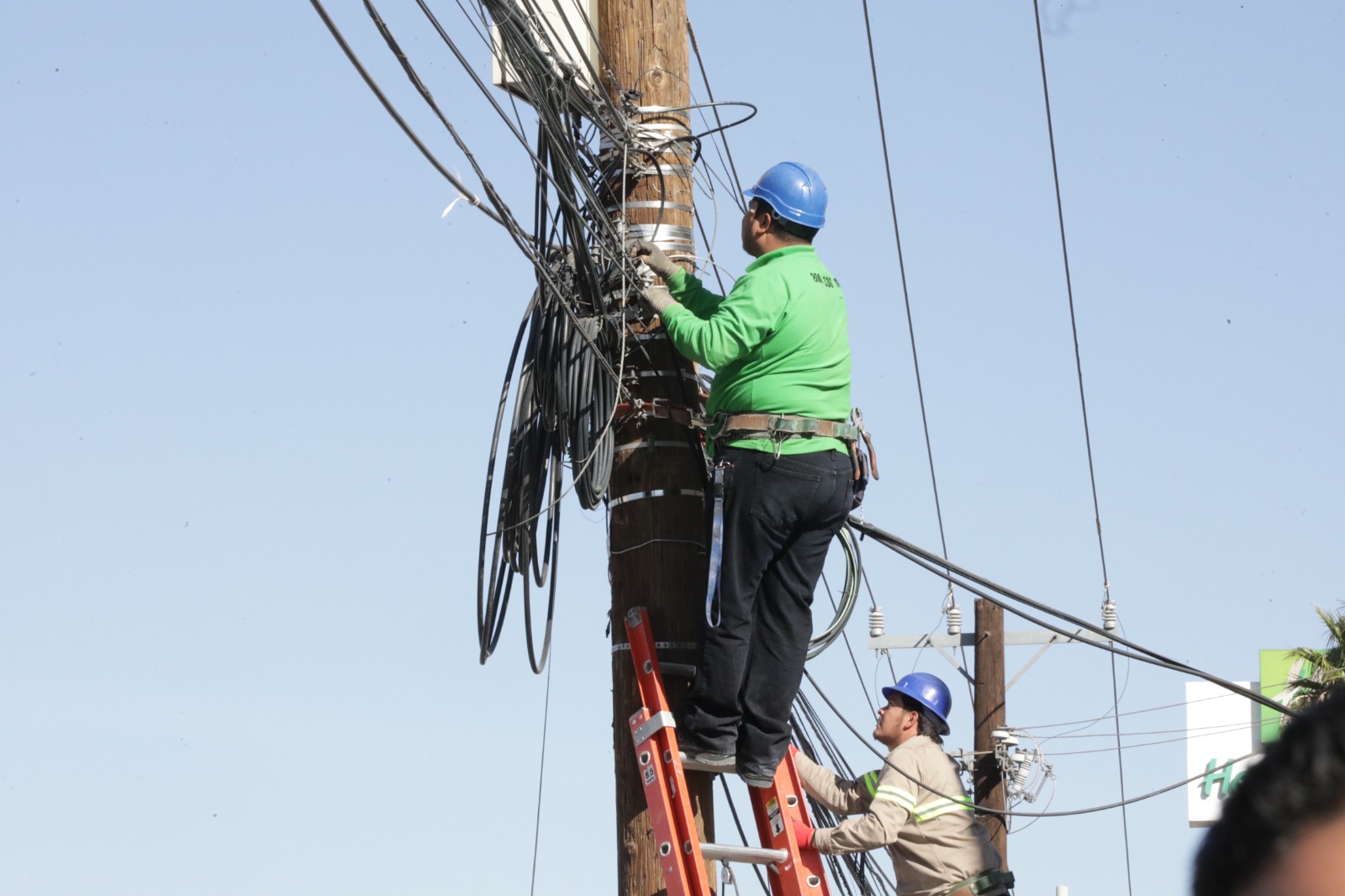Inician trabajos para retirar cableado en desuso en Ciudad Juárez
